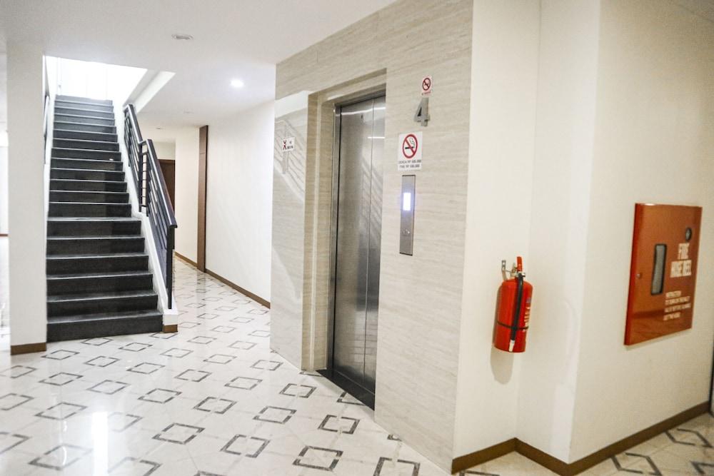 Hana Hotel Batam Экстерьер фото