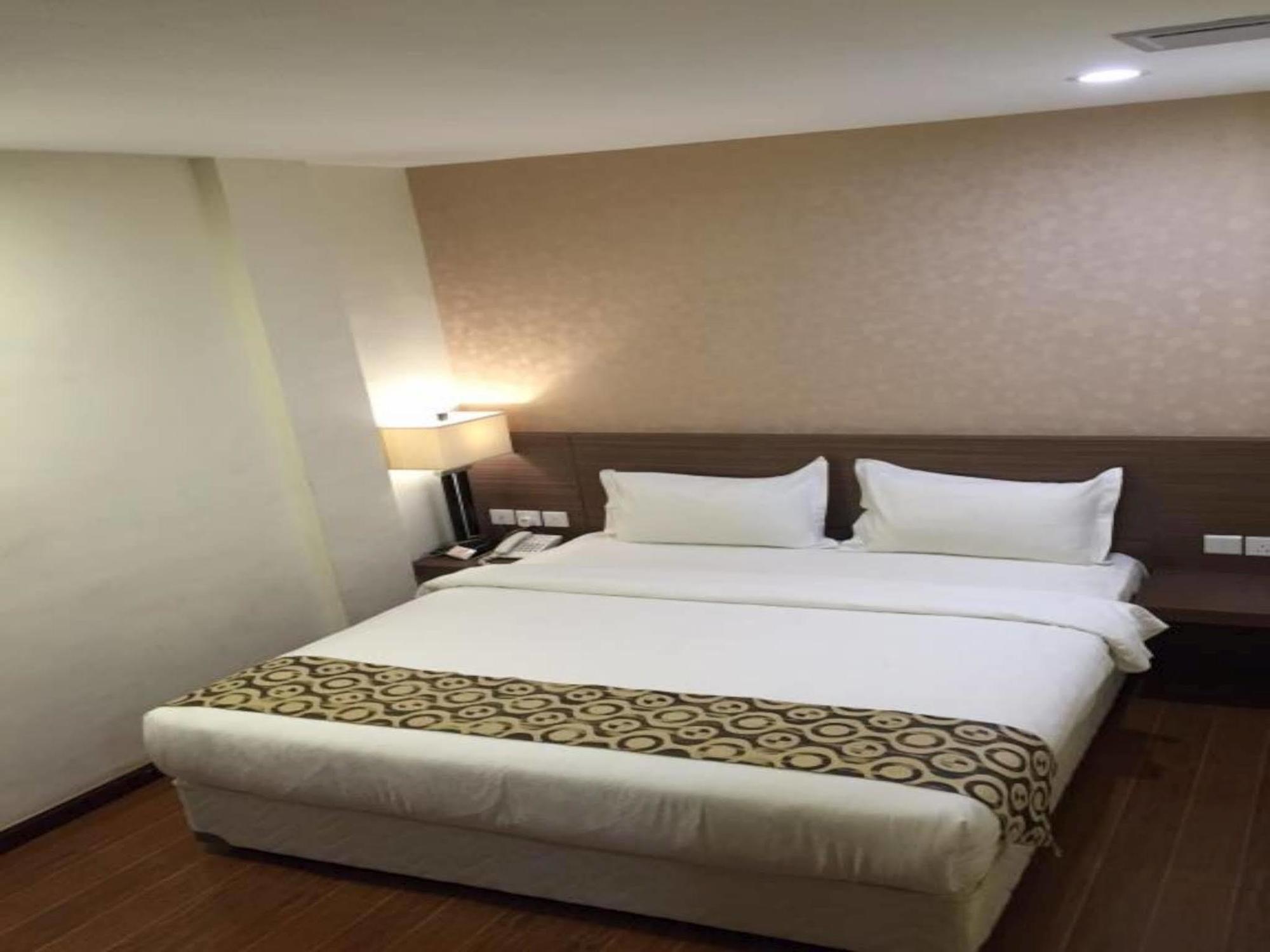 Hana Hotel Batam Экстерьер фото